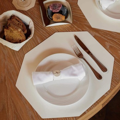 ADJ Плейсмат 44.5х38см., шестиугольный, натуральная кожа, цвет: белый/панна котта