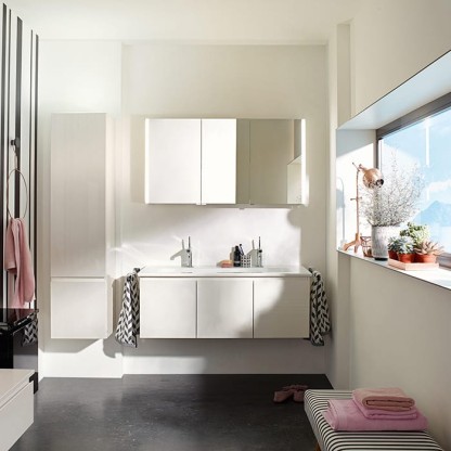 BurgBad Bel База с керамическим умывальником 123х49.5х50.2см с 2 отв под смеситель, 3 дверки, ручки выемки, цвет: белый глянцевый F0590  подвесной, с зеркальным шкафом с подсветкой