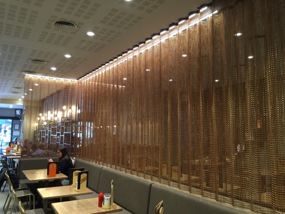 Вышитый бисером занавес Kriskadecor SPACE DIVIDER - UNDULATED RESTAURANT