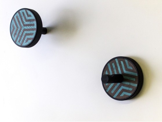 Вешалка LIGNIS® INVERSO ARROW COLORS