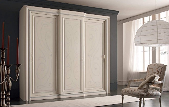 Платяной шкаф декорирован росписью ручной работы Armadi