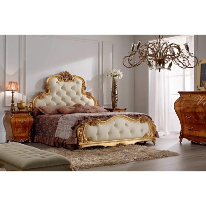 Спальная кровать с высоким мягким изголовьем украшена позолотой Armadi
