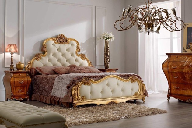 Спальная кровать с высоким мягким изголовьем украшена позолотой Armadi