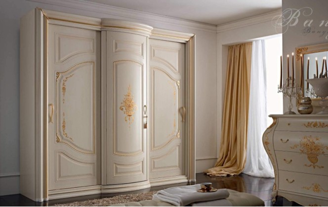 Белый шкаф в классическом стиле с роздвежными дверцами Armadi