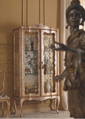 Патинированный сервант на ножках классического стиля Giomo