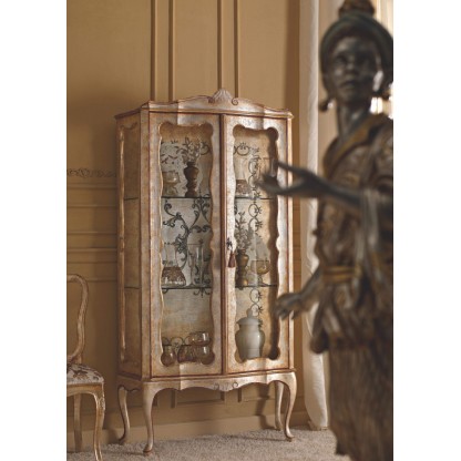 Патинированный сервант на ножках классического стиля Giomo