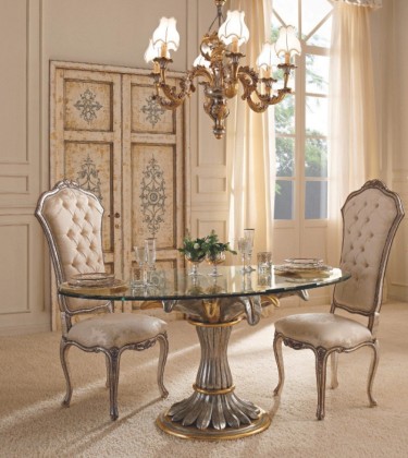 Стекляный столовый стол с ножкой в виде цветка и два стула Giorno