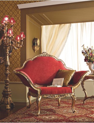 Мягкое кресло с позолоченной резьбой обивка красная ткань Giorno
