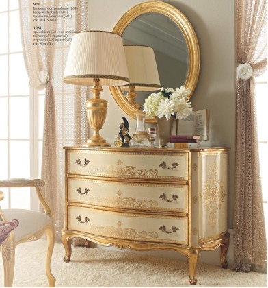 Широкий комод декорированый позолотой на ножках Notte