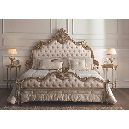 Кровать в обивке капитоне с элементами резьбы Notte