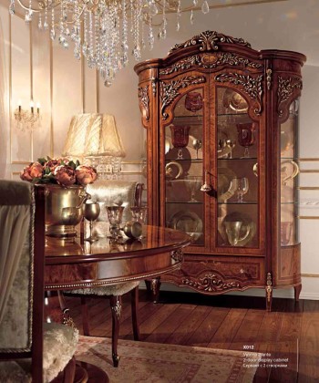 Сервант с двумя створками и резьбой ручной работы Reggenza