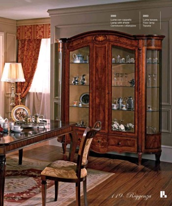 Сервант с инкрустацией и резными ножками Reggenza