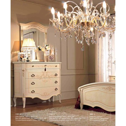 Комод с патиной и элементами резьбы ручной работы Reggenza