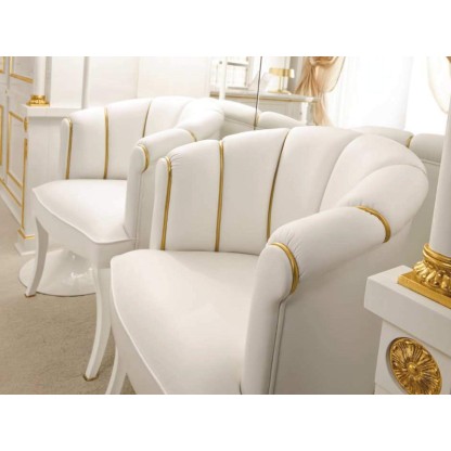 Кресла в белой обивке декорированы золотыми вертикальными полосками Grilli - Peonia