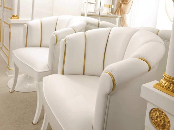Кресла в белой обивке декорированы золотыми вертикальными полосками Grilli - Peonia